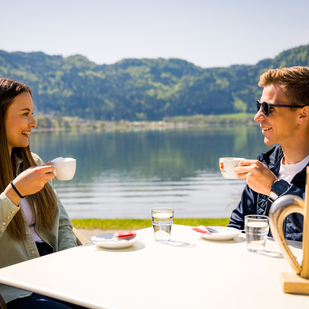 Kaffee trinken am Ossiacher See