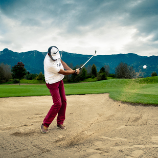 Golfer beim Abschlag in der Golfanlage Finkenstein