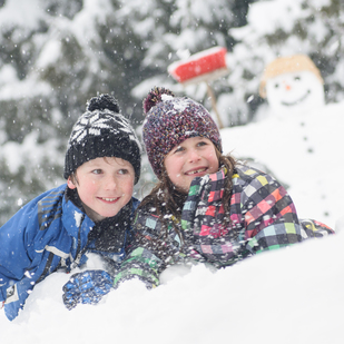 Kinder beim Schneemannbauen 2