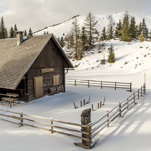 Winterliche Hütte am Dobratsch
