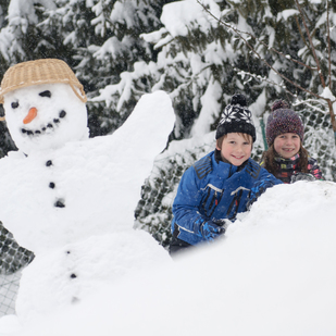 Kinder mit Schneemann 1